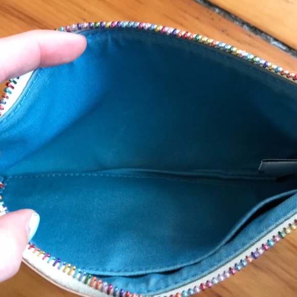 Disney Dooney & Bourke - 👸🏻👸🏼👸🏾 - Picture 4 of 7